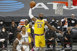 NBA湖人终场争议三分绝杀快船，终结对手七连胜登顶西部引热议