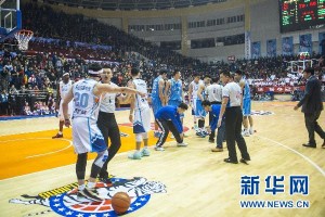  尼斯主场球迷冲突导致比赛中断  