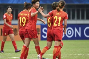 曼城女足三连冠创历史，男足众星到场祝贺  