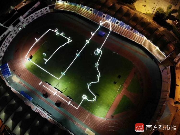  佛罗伦萨主场灯光故障延期赛  